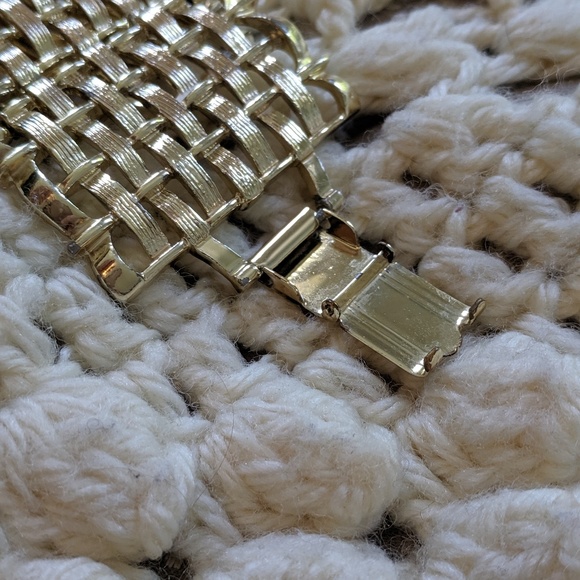 Vintage Gold Tone statement bracelet buckle clasp - Picture 6 of 8